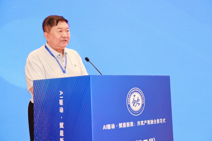 山东省职业技术教育学会会长石忠.jpg